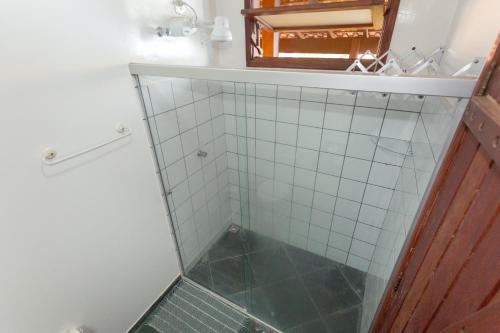 博尼图Pousada Céu de Estrelas的浴室设有玻璃淋浴间和镜子