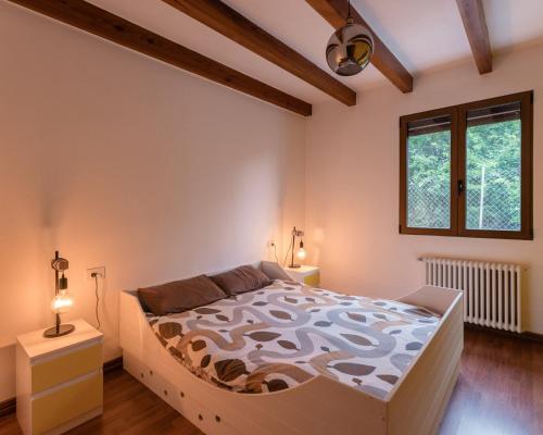 La EsperanzaMaison Mialon: country house amidst of nature的一间卧室设有一张大床和两个窗户。