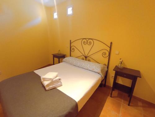 拉斯卡弗里亚El Rincón del Sanabrés, cabeza mediana的一间小卧室,配有床和床头柜