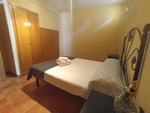 拉斯卡弗里亚El Rincón del Sanabrés, cabeza mediana的一间小卧室,配有一张床和一扇门
