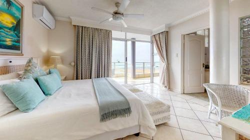 马盖特Boulevard Bonanza by Top Destinations Rentals的一间卧室设有一张大床,享有海景