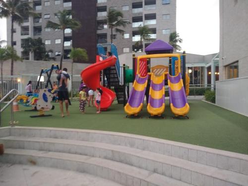 萨利诺波利斯Salinas Exclusive Resort的一群人在户外游乐场玩耍