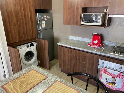 卡拉马departamento Amoblado Paola 1的带冰箱和洗衣机的小厨房