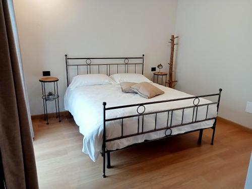 PeveragnoSANTINO'S HOUSE的卧室内的一张带白色床单和枕头的床