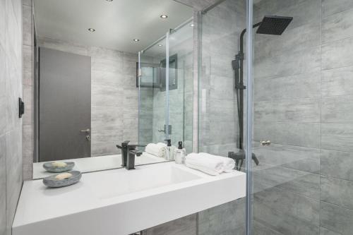 萨摩斯Blue Garden Samos Apartments的一间带水槽和淋浴的浴室