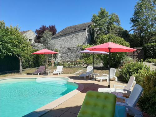 Mareil-sur-MauldreAu Chat Perché chambre double的一个带草坪椅和遮阳伞的游泳池
