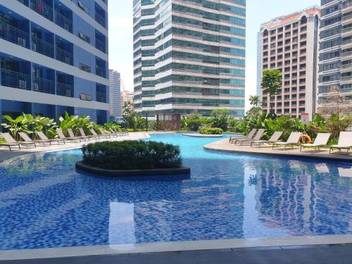 Heart of Makati, Fully furnished condo, cbd central location