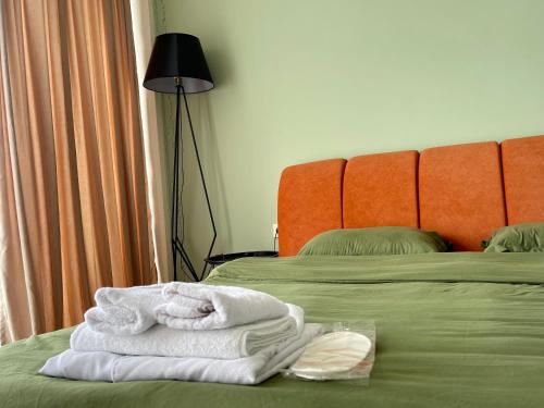 格里戈莱蒂Claude Monet Seaside Hotel的酒店客房 - 带两张床和床上的毛巾