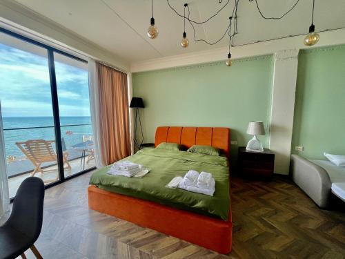 格里戈莱蒂Claude Monet Seaside Hotel的一间卧室配有一张床,享有海景