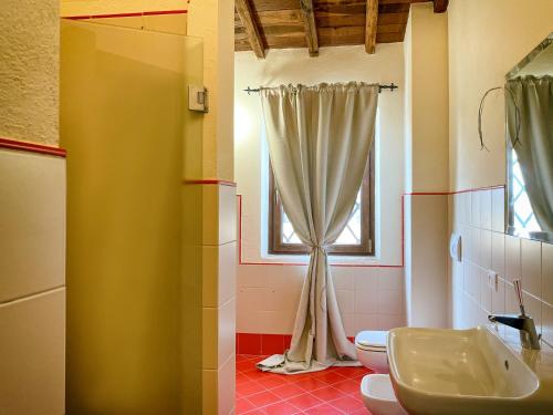 拉戈堡Villaluce Wine Agriturismo的一间带水槽和卫生间的浴室以及窗户。