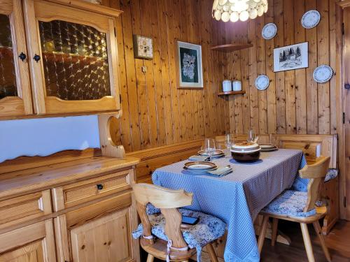 波斯科Peace and Lake Mountain Lake Iseo Hospitality的小屋内带桌椅的用餐室