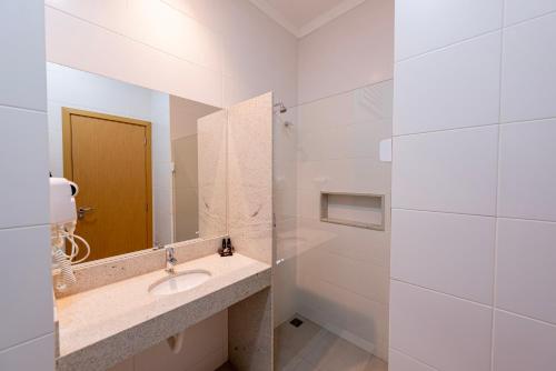 雅乌Gaben Hotel的一间带水槽和镜子的浴室