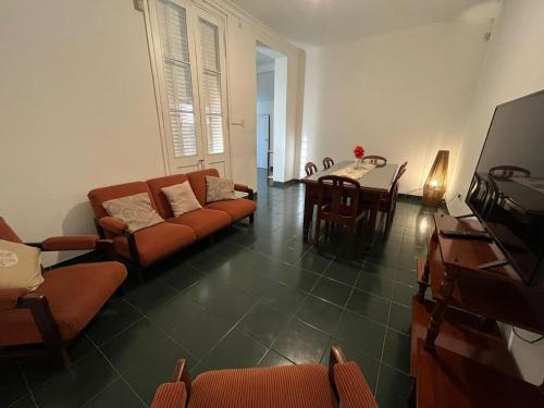 圣米格尔·德·图库玛Casa Frente Parque Guillermina的客厅配有沙发和桌子