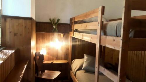 米努茨安诺维拉吉奥巴里拉里公寓的一间卧室配有两张双层床和一张书桌