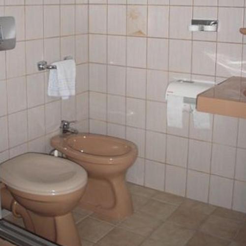 尼德根施米特本恩司徒餐厅酒店的一间带卫生间和水槽的浴室