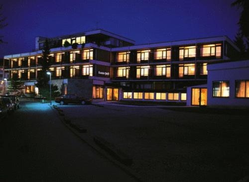 Murrhardt索纳帕斯特餐厅酒店的一座大型建筑,晚上有很多窗户