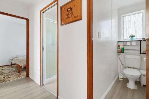 奥克兰Family 3BR Home with Netflix and Fully Fenced Yard的一间带卫生间和镜子的浴室