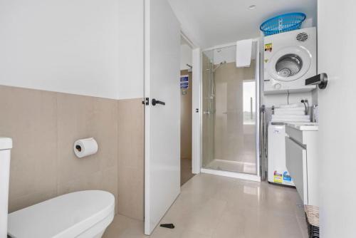 奥克兰Cool Ra-mada Hideaway with air-con and deck的一间带卫生间和淋浴的浴室