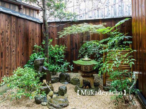 京都Kyoisuke的围栏前带长凳的花园