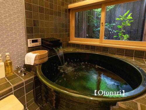 京都Kyoisuke的带浴缸的浴室和窗户