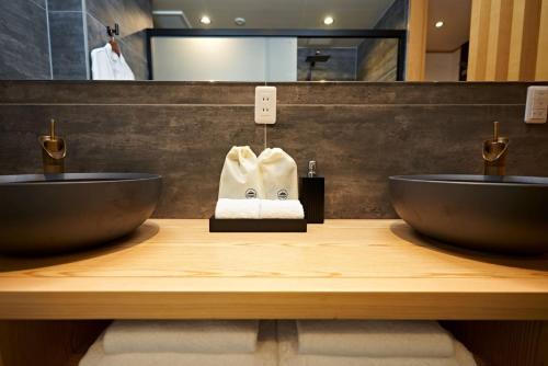 大石Kumonoue Fuji Hotel - Vacation STAY 13700v的浴室设有2个水槽和位于台面的毛巾