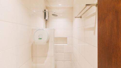 圣胡安RedDooorz @ Laiya Vivo Hotel Batangas的白色的浴室设有卫生间和淋浴。