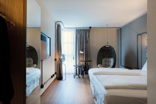 纽伦堡Seminaris Hotel Nürnberg的酒店客房设有两张床和窗户。