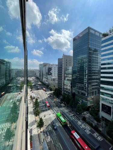 首尔Hongdae Residence 3 - 1min from Hongik Uni station Exit #1的享有交通和建筑的城市景观