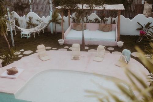 吉利阿尔La Isla Bonita Gili Air的带浴缸、床和椅子的客房