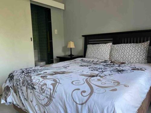 圣卢西亚Chaval Cove , 3 bedroom 2 Bathroom in St Lucia The bridge的一间卧室配有一张大床,提供蓝白色的毯子