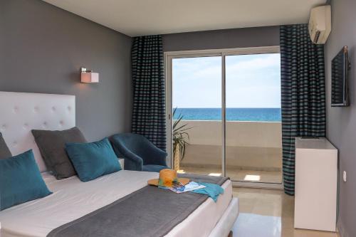 纳布勒拜占庭酒店的一间卧室配有一张床,享有海景