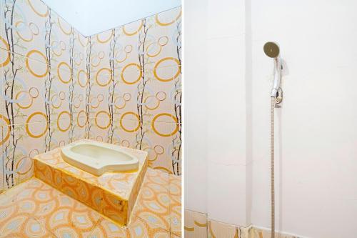 伦邦OYO Life 91469 Pondok Pelita的浴室配有淋浴和卫生间。