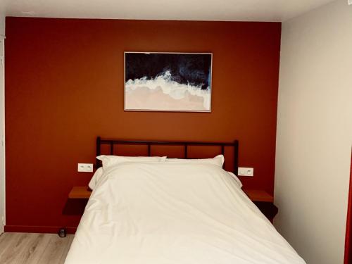 吉尼亚克Gignac - Superbe cocon indépendant avec balnéo et jardin的卧室配有一张床,墙上挂有绘画作品