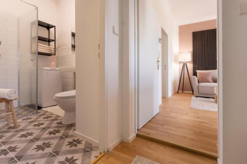 圣珀尔滕City Lounge Appartement am Hauptbahnhof的一间带卫生间的浴室和一张沙发。