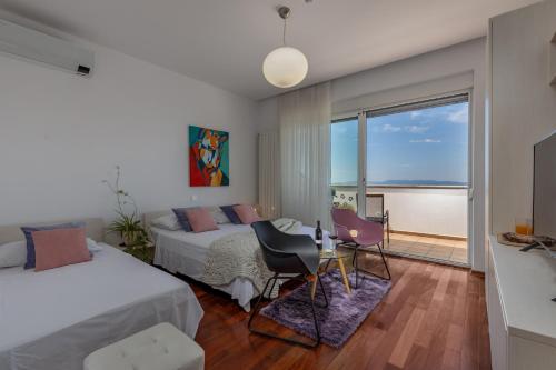 里耶卡Terra Magica Deluxe Apartment Or Room with Private Parking, Terrace and Sea View的一间带两张床的卧室,享有海景