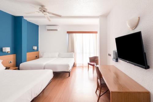 坎德拉里亚加泰罗尼亚蓬塔德雷酒店的酒店客房设有两张床和一台平面电视。