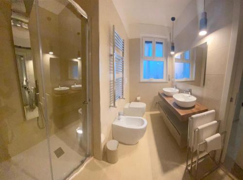 普拉亚·阿马勒Albadorata的浴室配有2个盥洗盆、卫生间和淋浴。