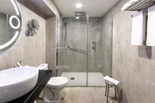 坎德拉里亚加泰罗尼亚蓬塔德雷酒店的带淋浴、卫生间和盥洗盆的浴室