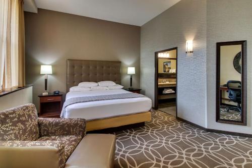 克利夫兰克利夫兰市中心德鲁里广场酒店的酒店客房,配有床和沙发
