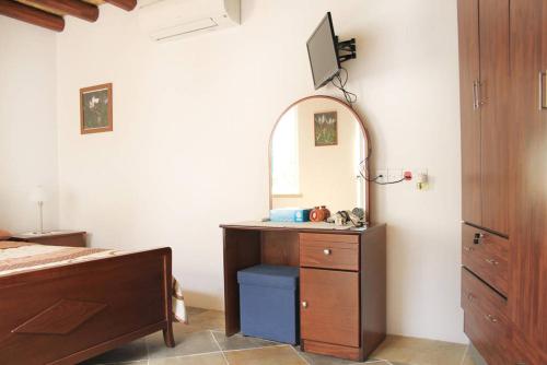 卡洛帕尼亚伊奥蒂斯爱普拉提亚酒店的卧室配有水槽和镜子