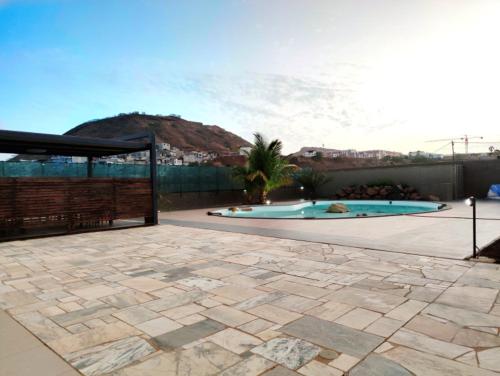 普拉亚Praia Capital Residence Aparthotel的后院设有游泳池和围栏