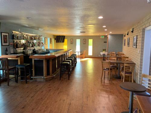 圣拉斐尔别墅客栈的餐厅设有酒吧和桌椅