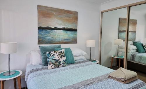 福斯特CHILL-OUT LAKESIDE - Forster的卧室配有一张床,墙上挂有绘画作品