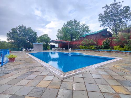 乌代浦Hill View Resort by Rudrakshi的庭院里的一个蓝色海水游泳池