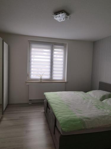诺德豪森Ferienwohnung Bianca的一间卧室设有一张床和一个窗口