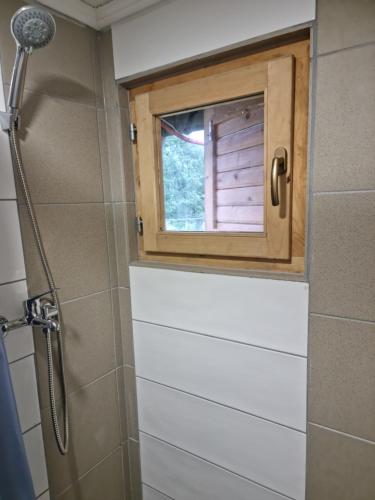 库伦瓦库夫Holiday Home SAJRA的带淋浴的浴室和窗户。