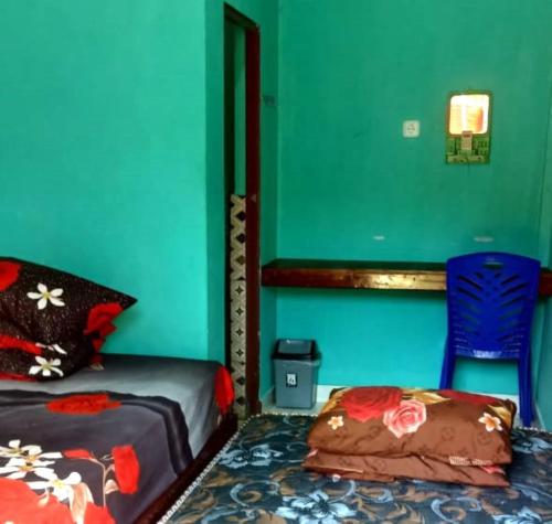 比拉Penginapan asidik的一间卧室设有一张床和蓝色的墙壁
