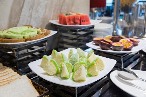芽庄Putin Nha Trang Hotel的自助餐,包括几种不同类型的甜点