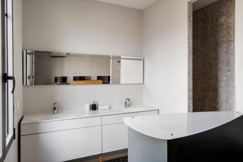 波尔多Edgar Suites - Bordeaux Meriadeck的白色的浴室设有水槽和镜子