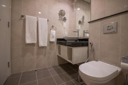 迪拜Premium Studio with Beautiful Golf Course View的浴室配有白色卫生间和盥洗盆。